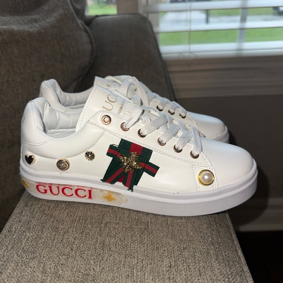 Gucci White Leather Sneakers with Gold and Green Details - Picture 1 of 4
